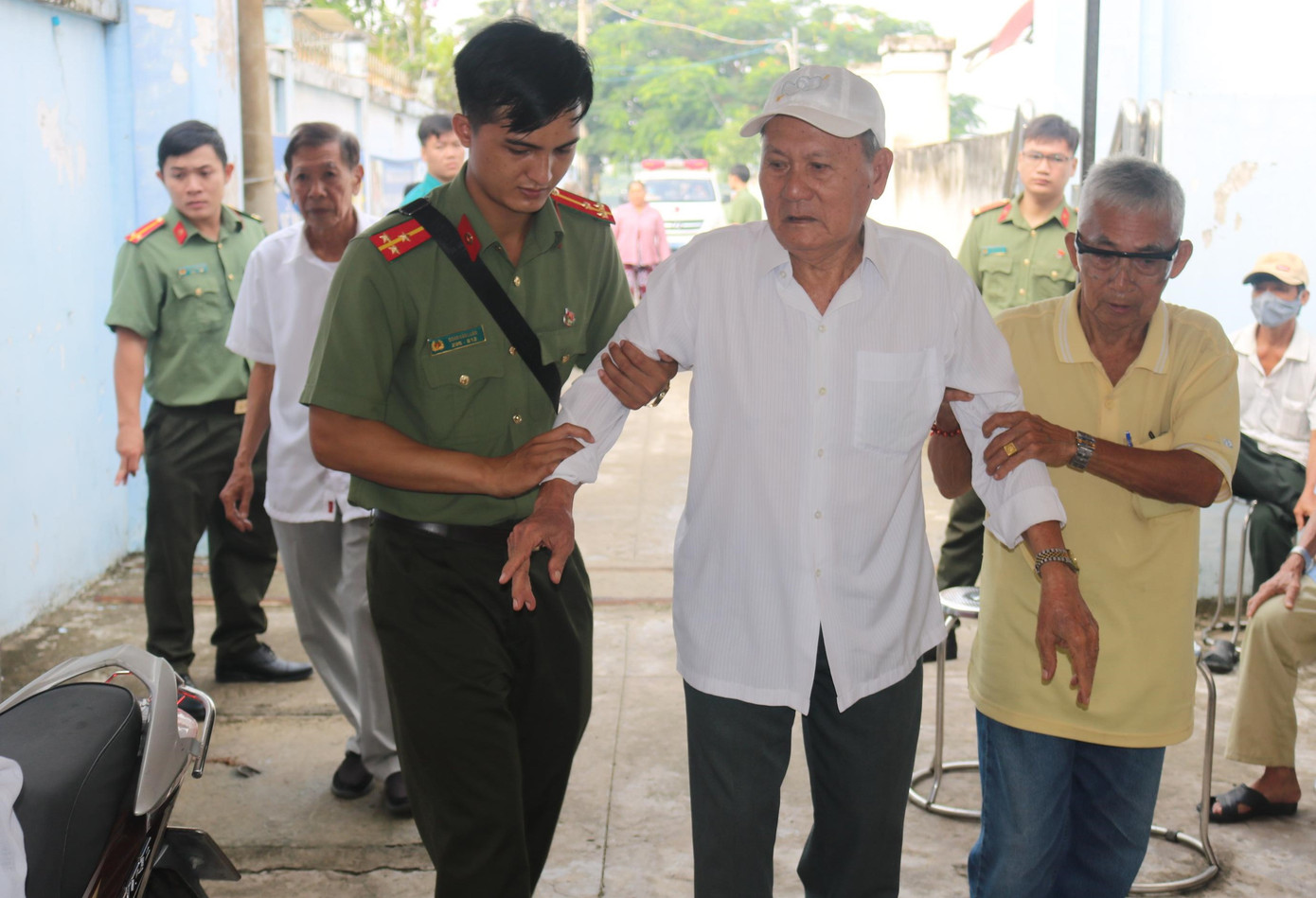 Tri ân gia đình chính sách, người dân có hoàn cảnh khó khăn ảnh 1