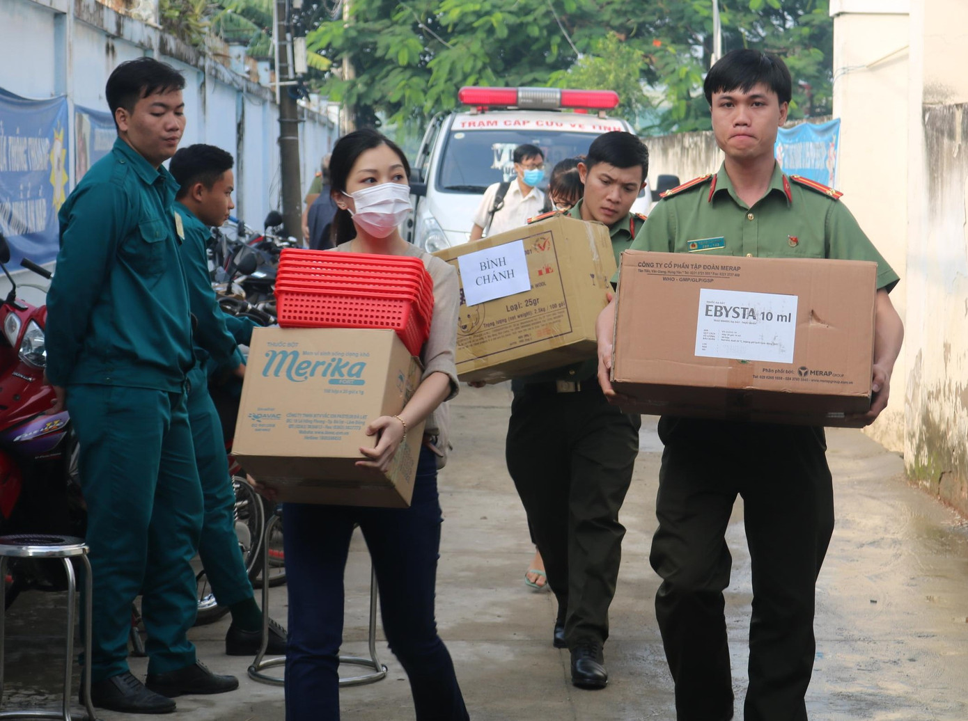 Tri ân gia đình chính sách, người dân có hoàn cảnh khó khăn ảnh 4