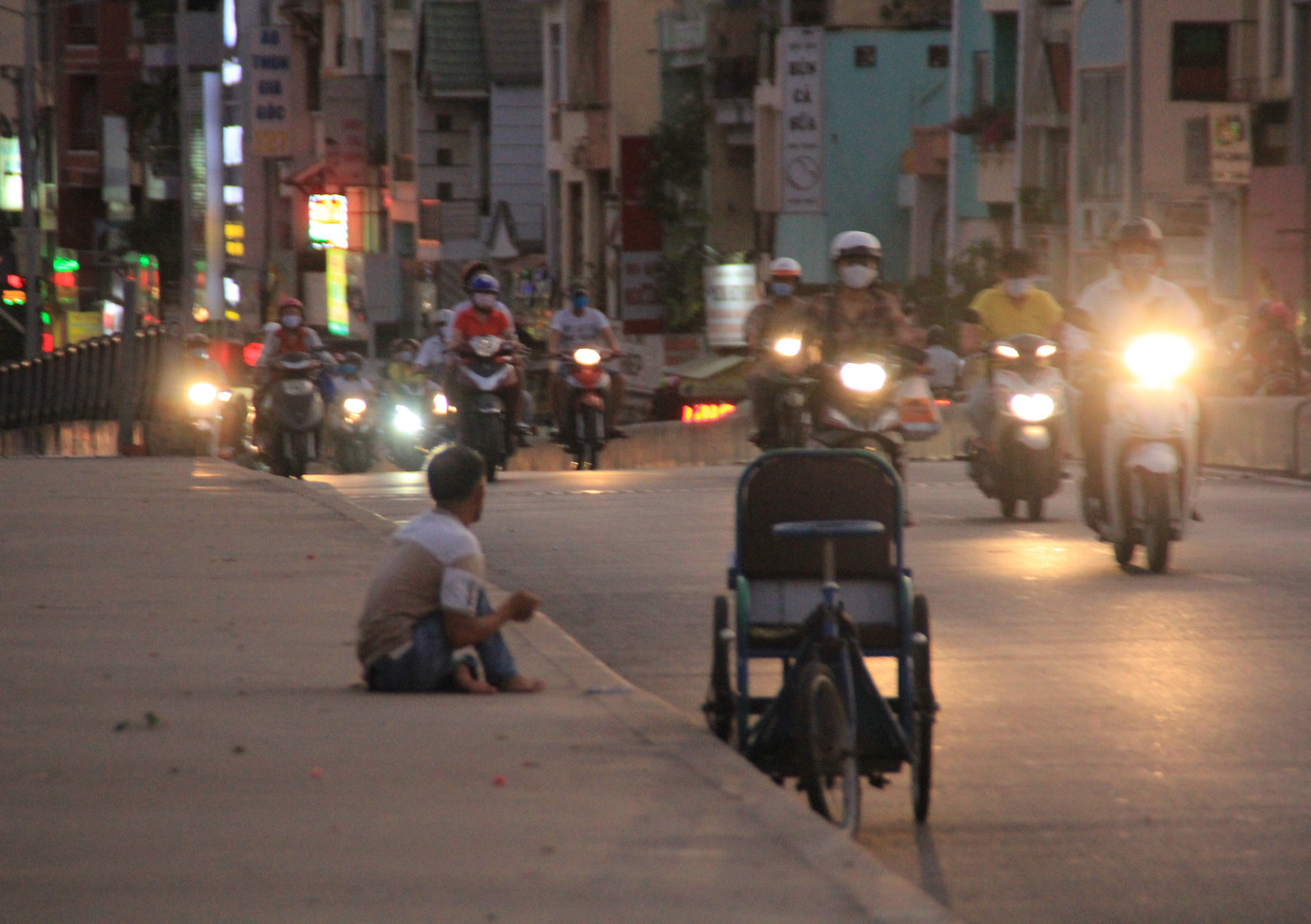 Người bán vé Sài Gòn mưu sinh trước giờ nghỉ chống dịch COVID-19 ảnh 6