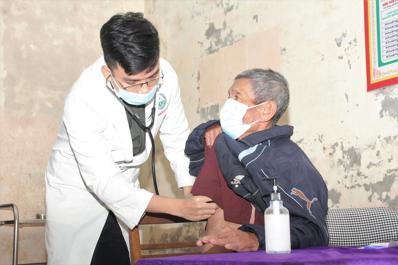 Tiền Phong chia sẻ khó khăn với đông đảo bà con vùng lũ Cẩm Quan ảnh 4