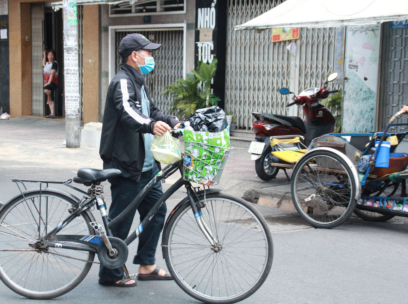 Quán cơm Sài Gòn đồng loạt sẻ chia phần ăn với bà con nghèo khi 'cách ly xã hội' ảnh 8