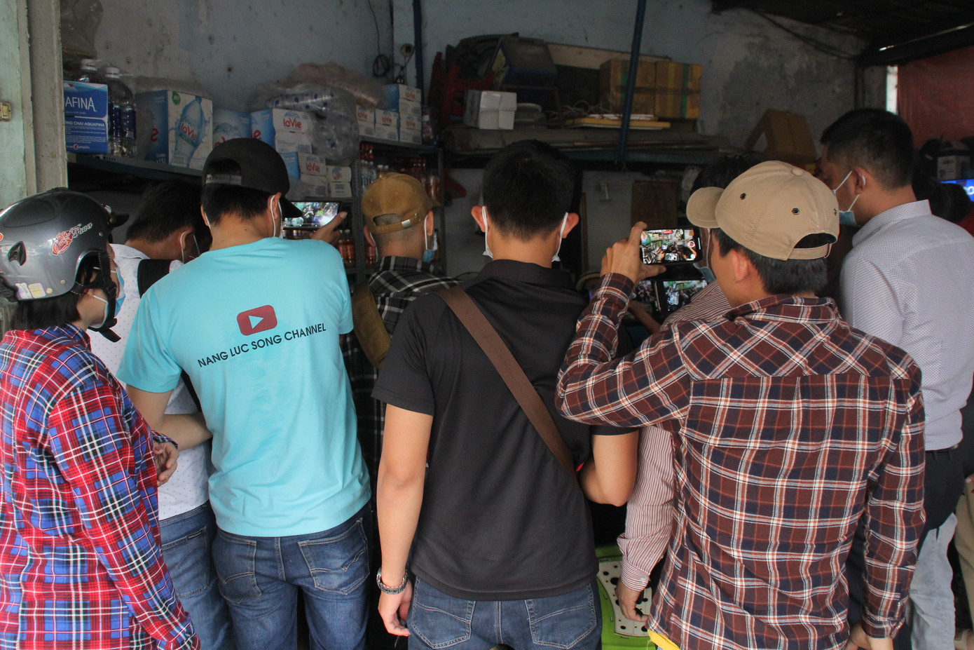 'Rừng' streamer bủa vây theo dõi từng động tĩnh ở trung tâm pháp y để thi thể Chí Tài ảnh 7