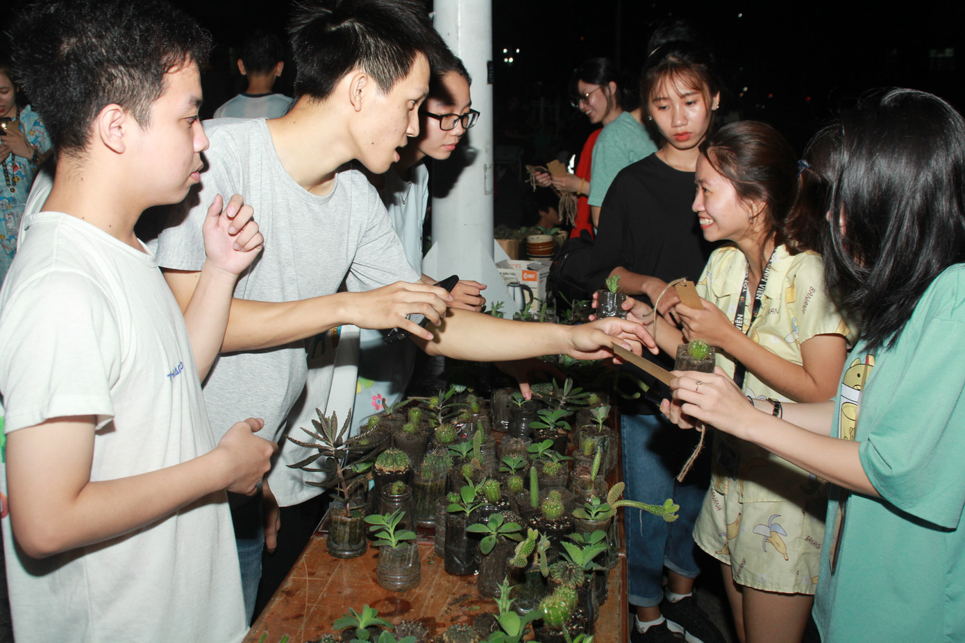 Bạn trẻ tặng cây, gieo nụ cười ở ký túc xá ảnh 12