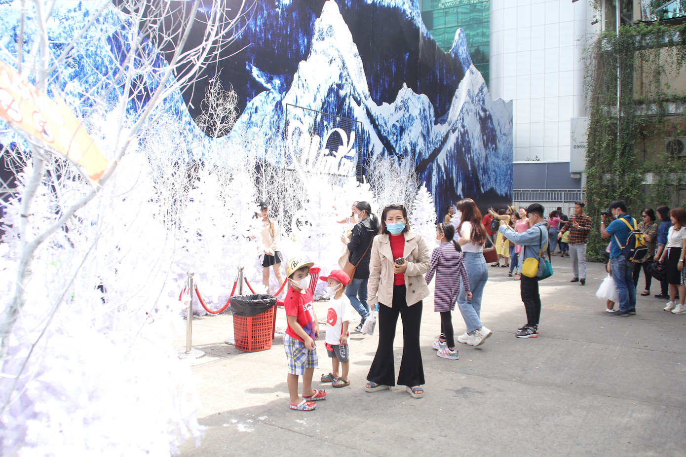 Cuối tuần, phố Sài Gòn đông đúc người đi chơi Noel sớm ảnh 14