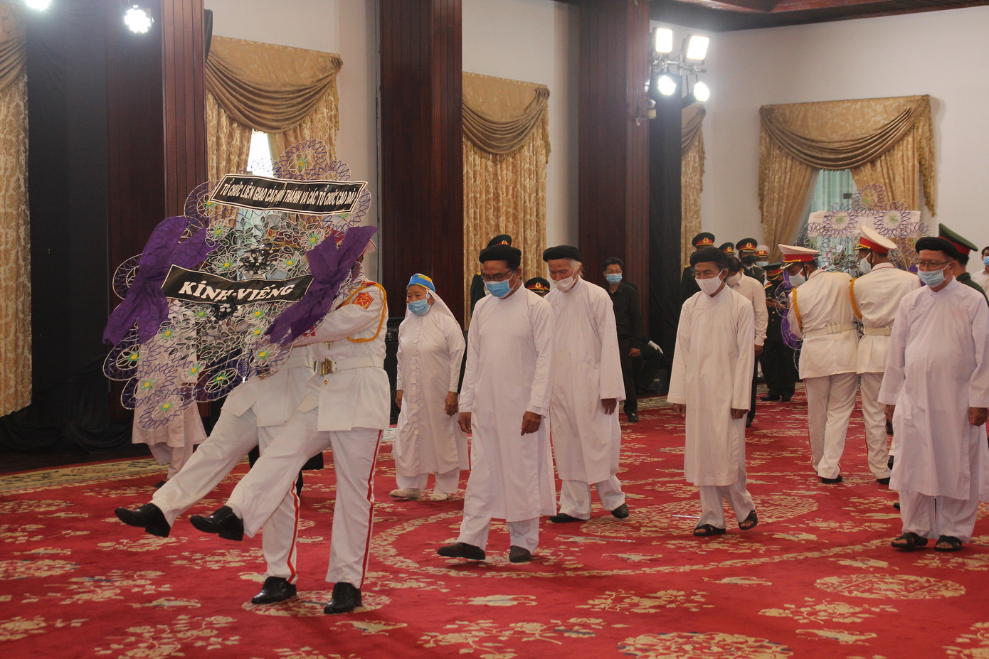 Tổ chức liên giao các Hội thánh và các tổ chức Cao đài viếng nguyên Tổng Bí thư Lê Khả Phiêu Quốc tang nguyên Tổng Bí thư Lê Khả Phiêu ảnh 39