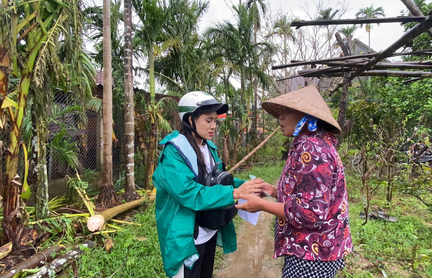 Diễn viên Hồ Bích Trâm hỗ trợ xây nhà, tặng quà bà con vùng bão lũ Quảng Ngãi ảnh 7