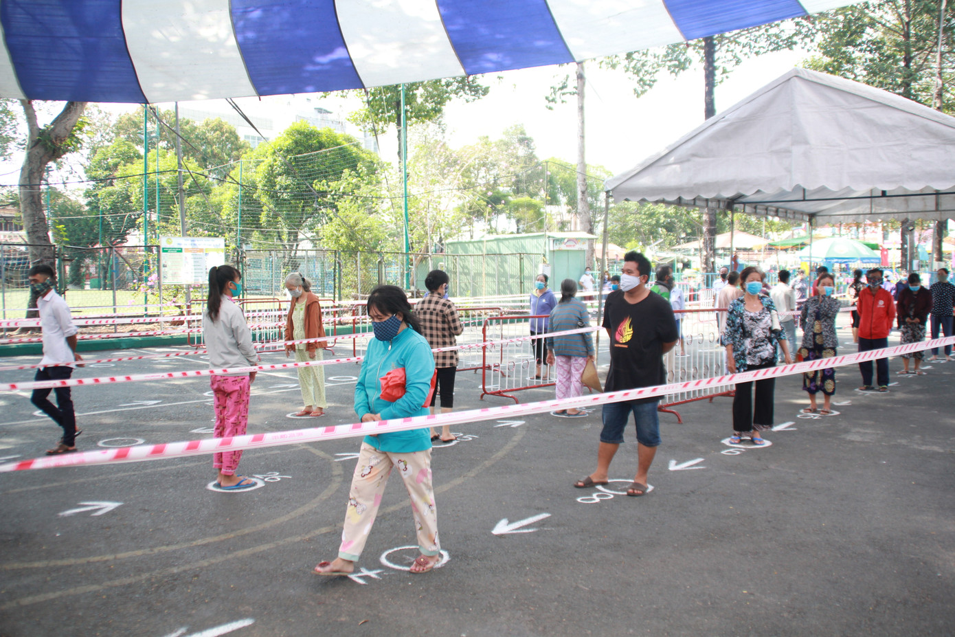 'ATM gạo' đến với người dân nghèo khu đông TPHCM ảnh 2