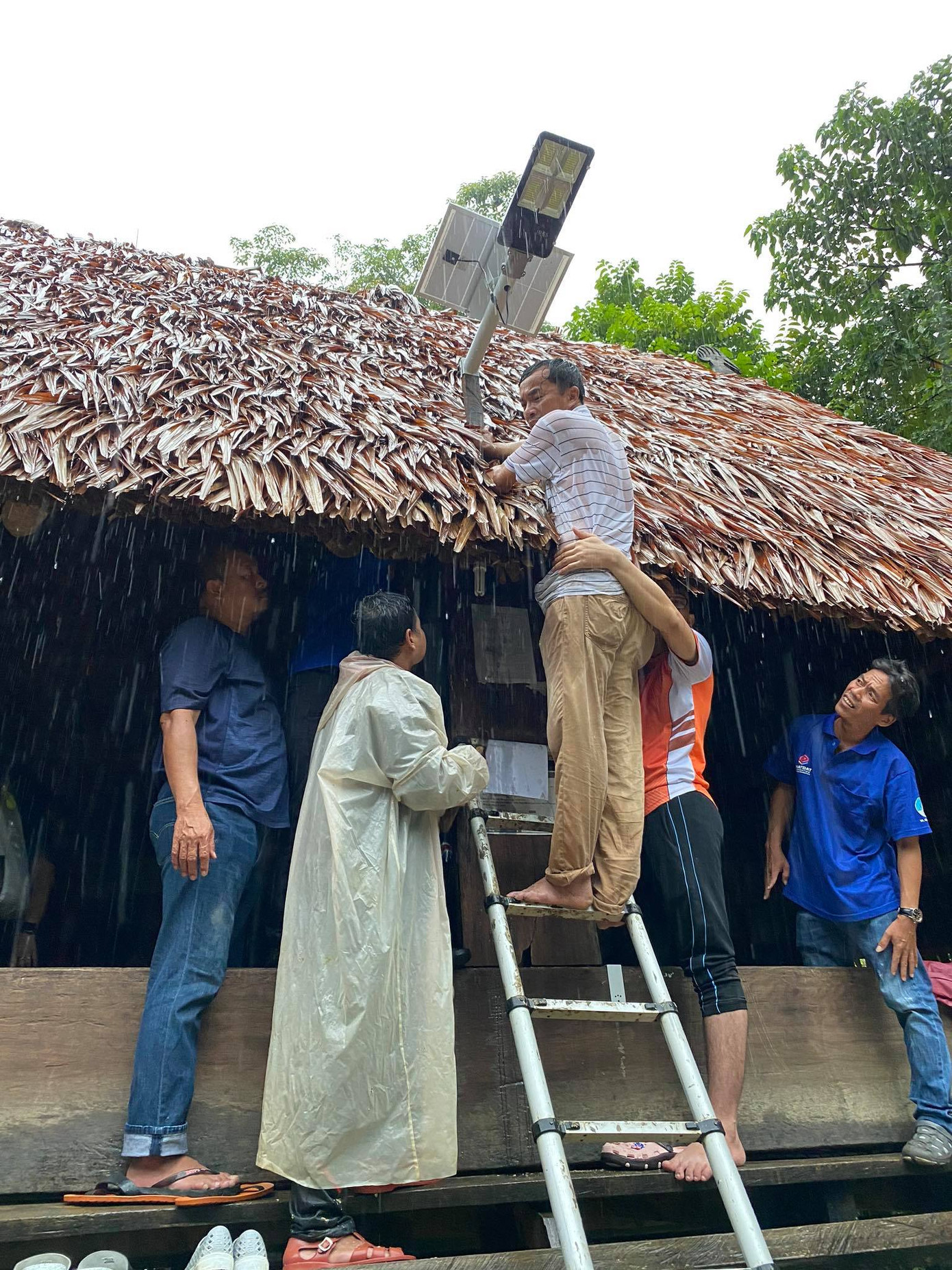 Cựu chiến sỹ tình nguyện chia sẻ công trình ý nghĩa với bà con vùng xa trong ngày mưa bão ảnh 1