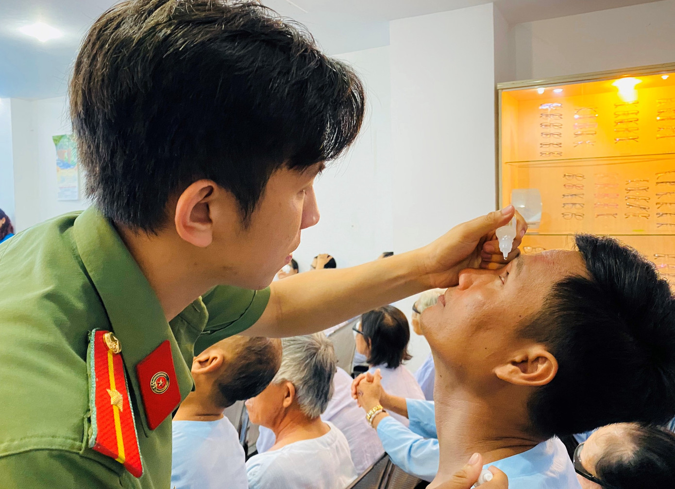 Mổ mắt, tặng quà Tết đến 150 người dân có hoàn cảnh khó khăn ảnh 2