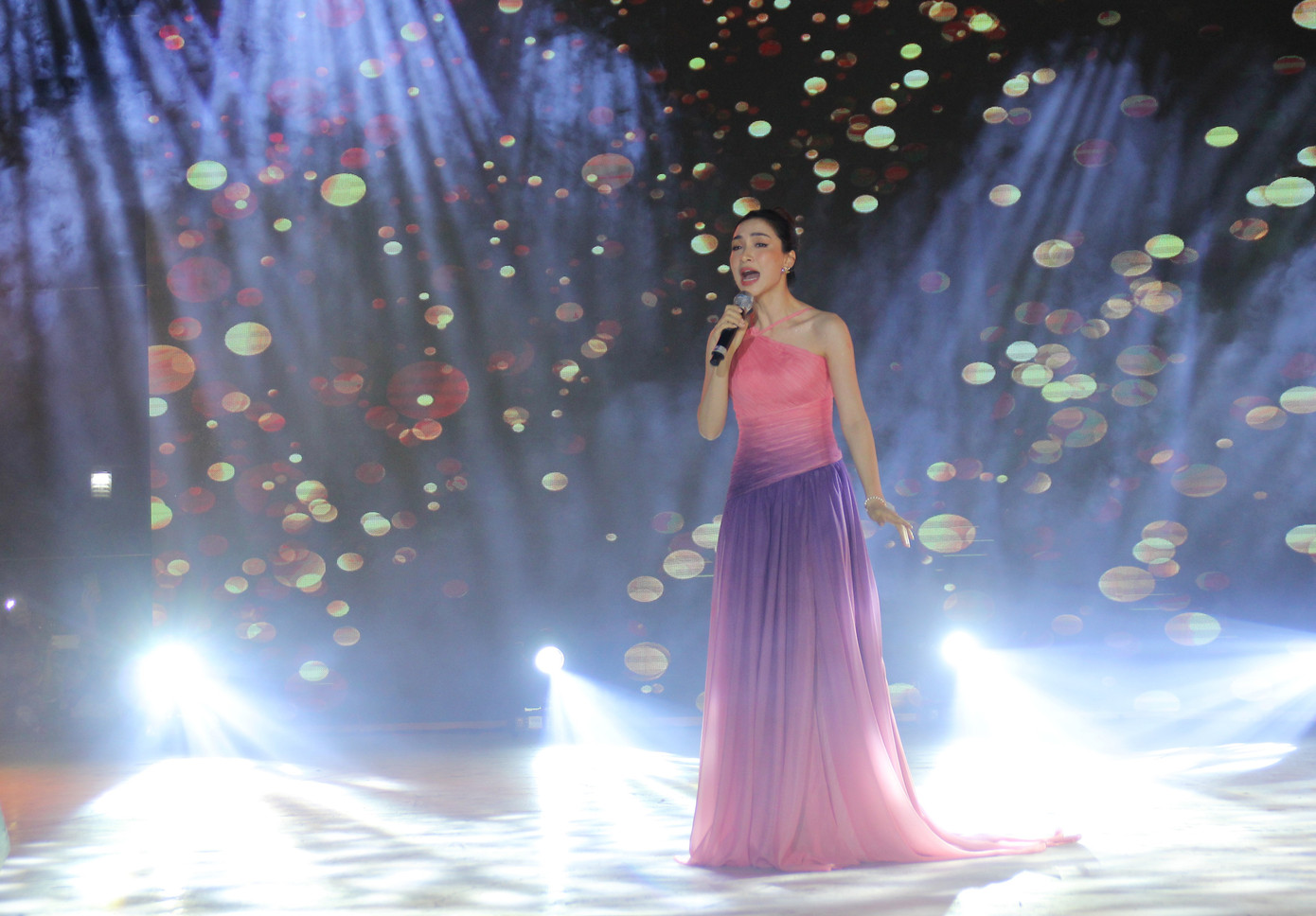 Tựa đầu vào nam sinh viên, Hòa Minzy tình tứ hát hit 'Không thể cùng nhau suốt kiếp' ảnh 8