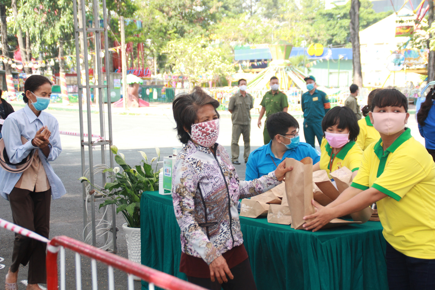 'ATM gạo' đến với người dân nghèo khu đông TPHCM ảnh 6