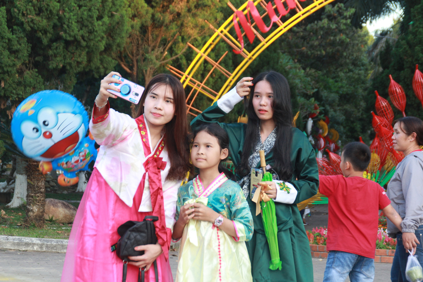 Người dân Quảng Ngãi rộn ràng 'check-in' với gia đình chuột ở công viên Ba Tơ ảnh 19