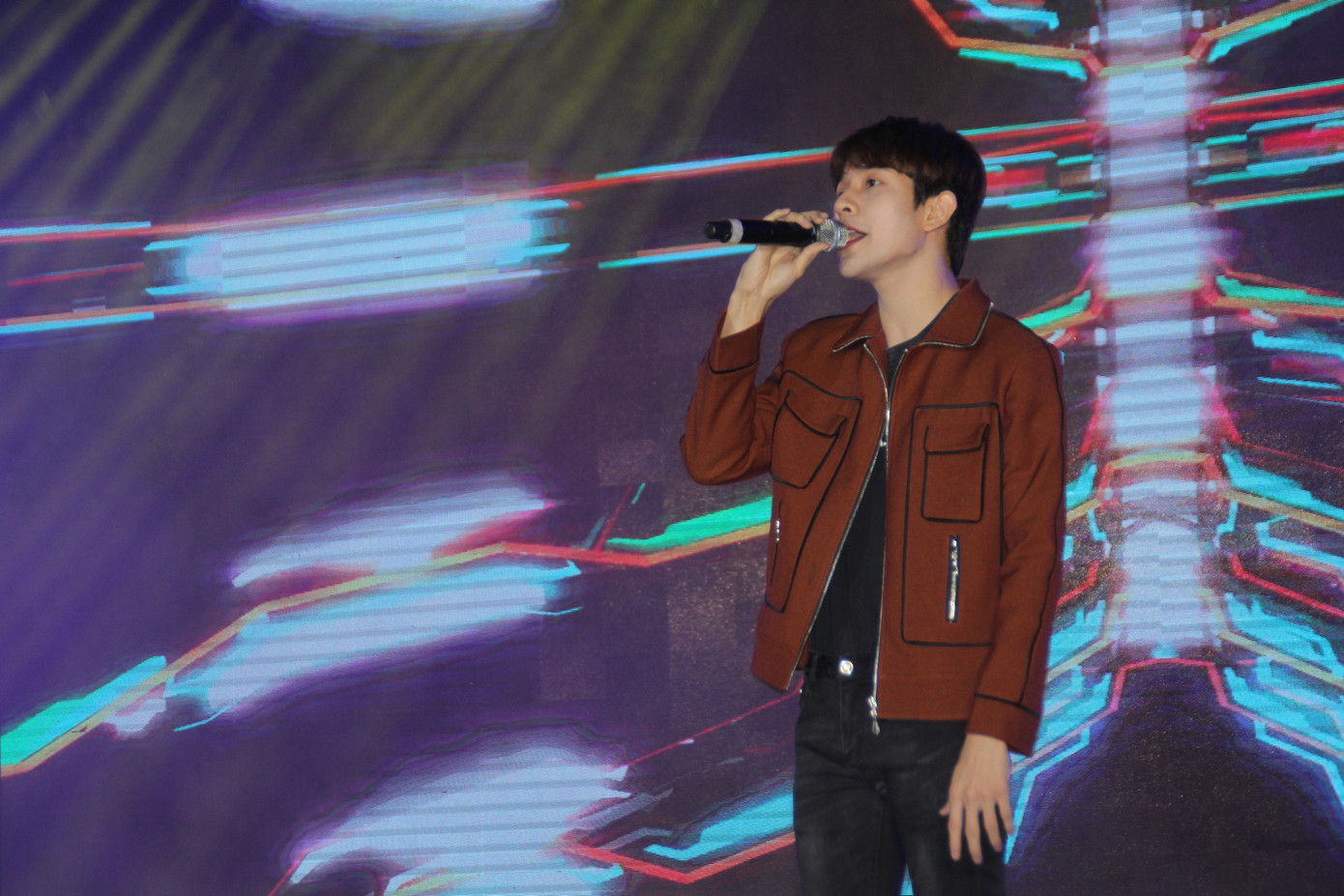 Tựa đầu vào nam sinh viên, Hòa Minzy tình tứ hát hit 'Không thể cùng nhau suốt kiếp' ảnh 16