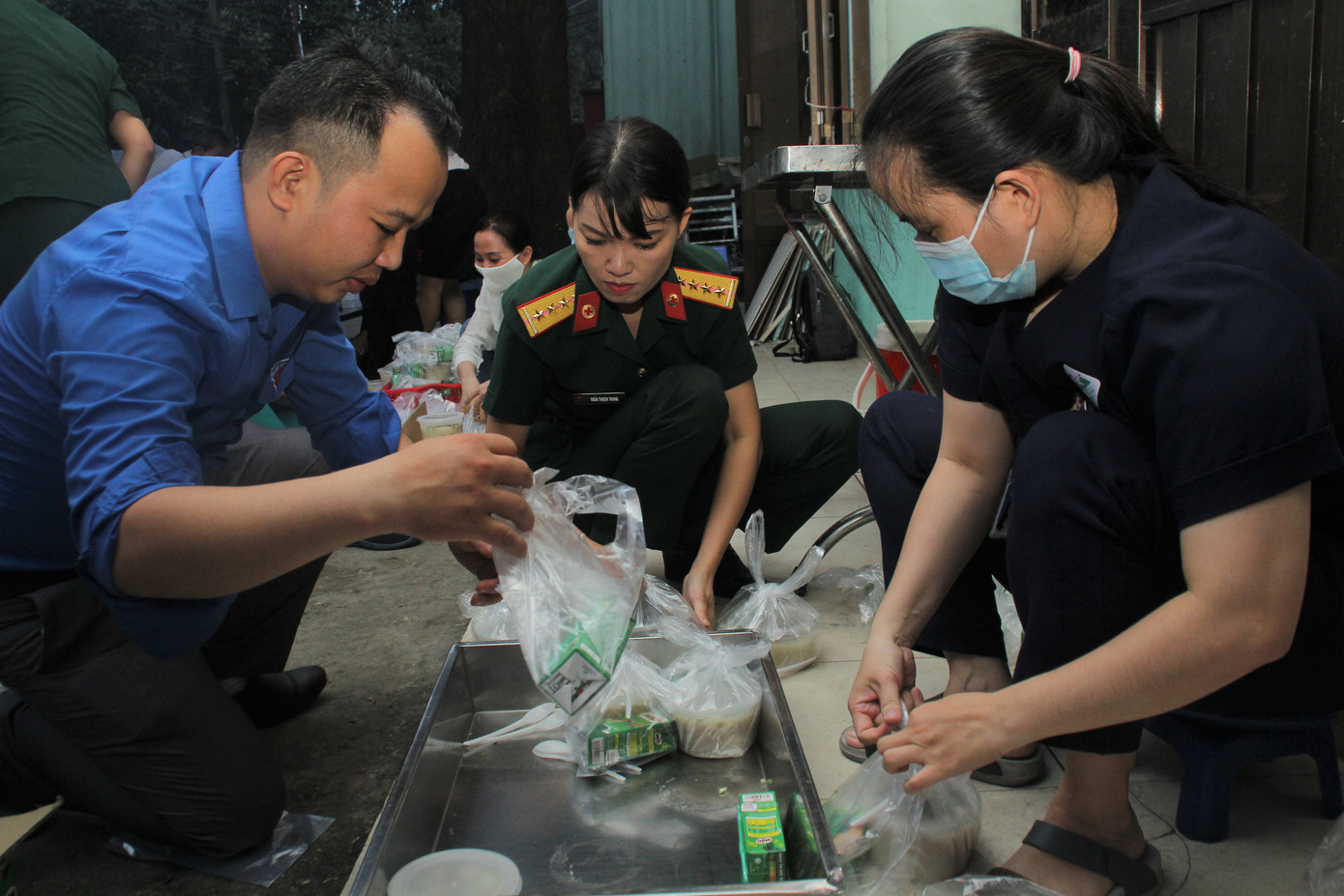 Đoàn viên, thanh niên mang phần ăn sáng đến người bệnh ảnh 1