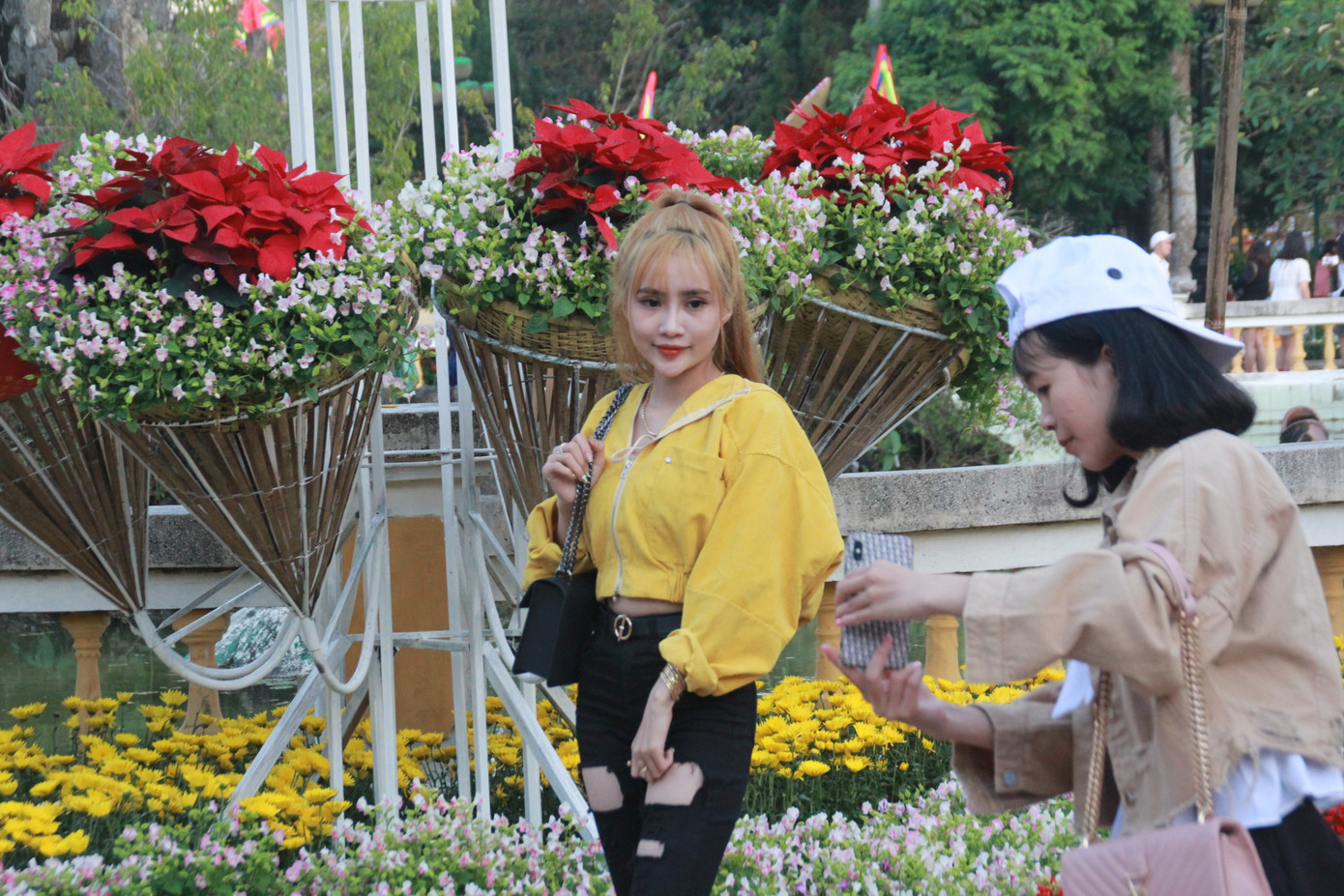 Người dân Quảng Ngãi rộn ràng 'check-in' với gia đình chuột ở công viên Ba Tơ ảnh 17