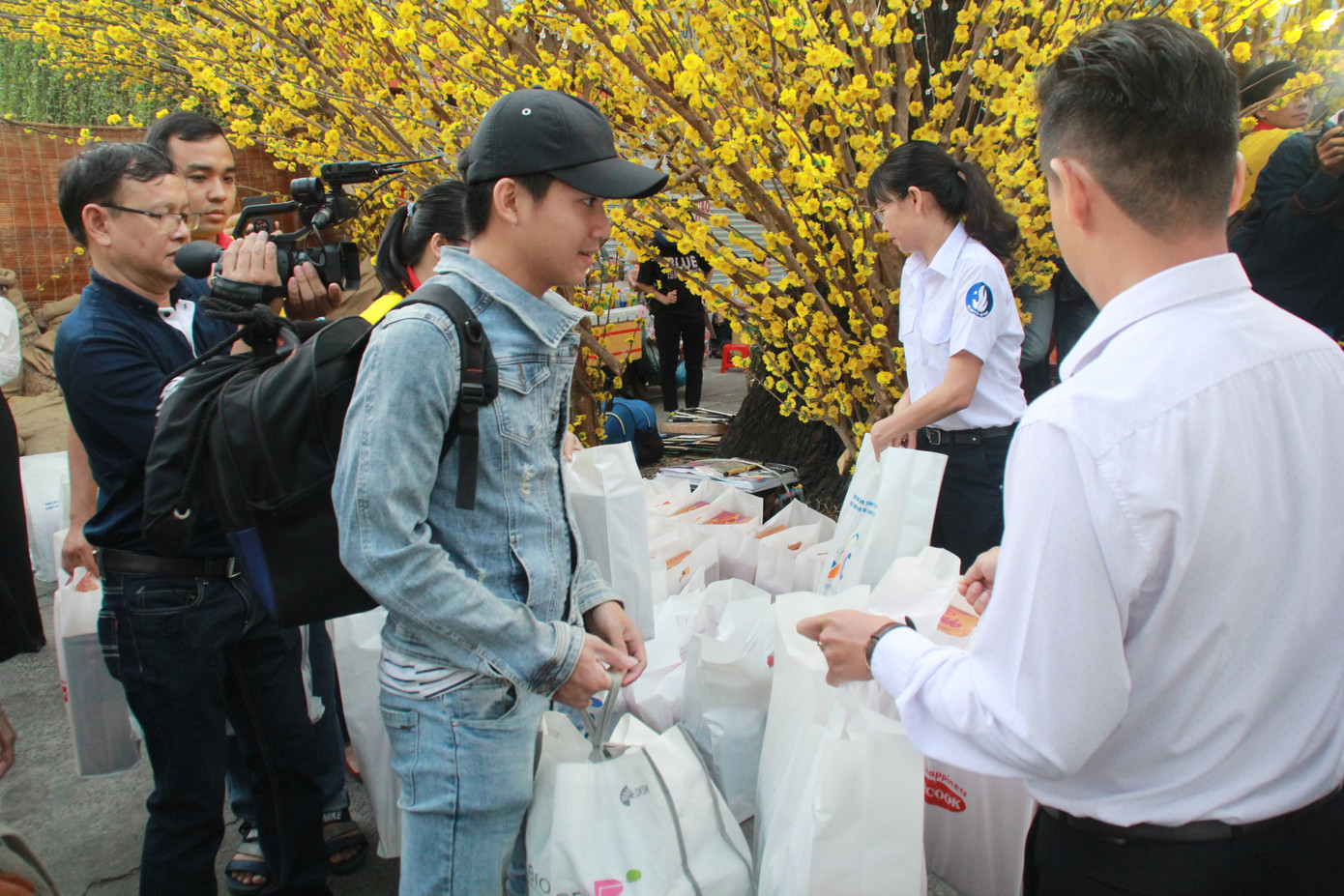 2.500 sinh viên TPHCM lên 'Chuyến xe mùa xuân' về quê đón Tết ảnh 4