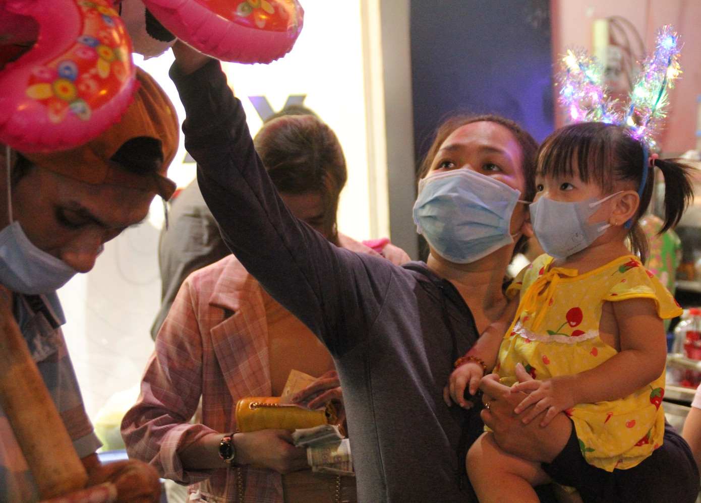 Vui đêm Noel, người dân Sài thành kín kẽ khẩu trang phòng dịch COVID -19 ảnh 20