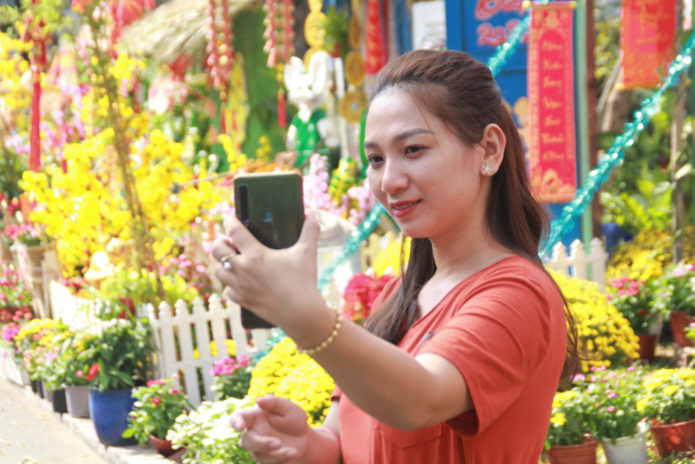 Đẹp mắt đường hoa xuân do các y, bác sỹ dày công chuẩn bị ảnh 23