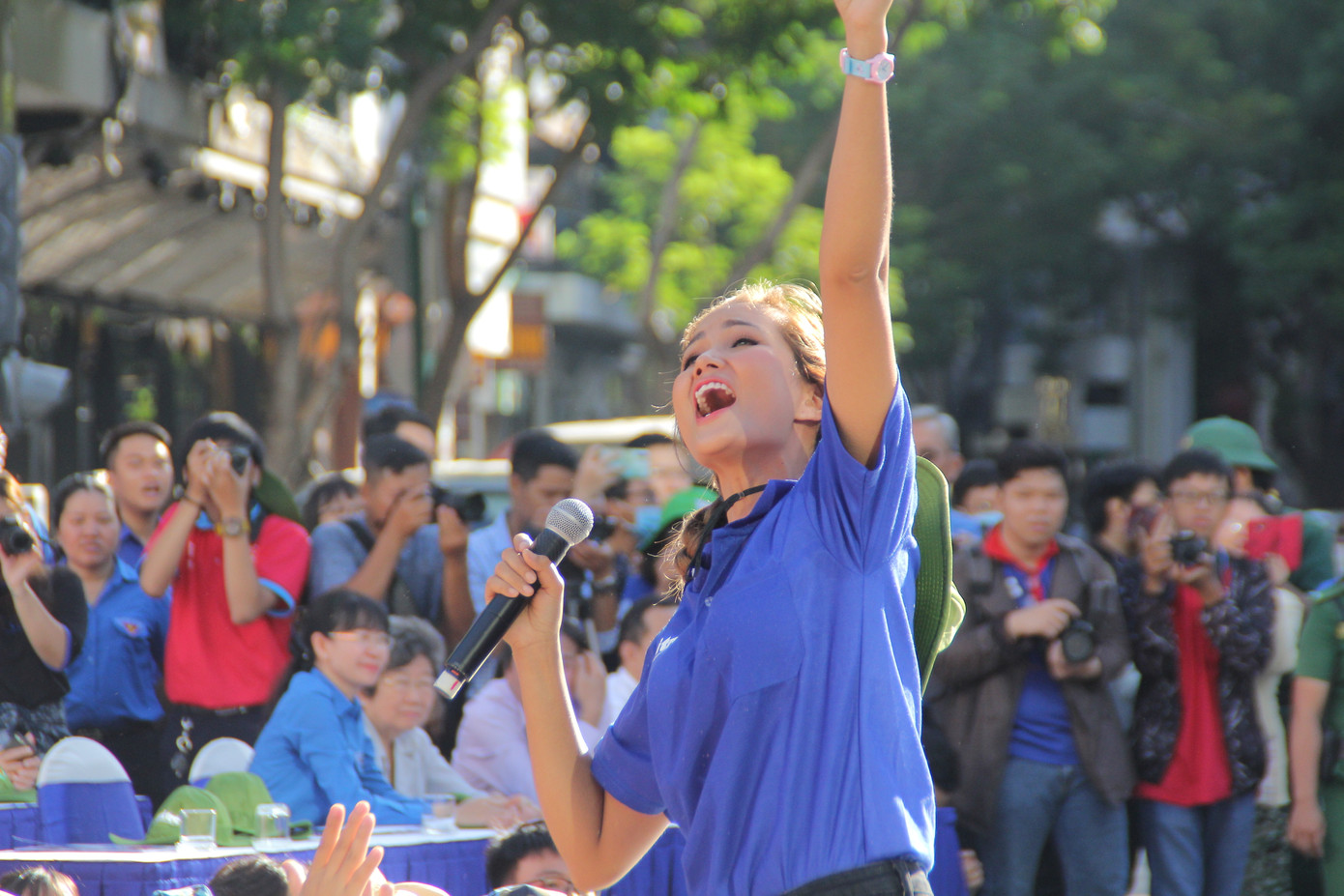 Hoa hậu H'Hen Niê, ca sỹ Hoàng Bách, Ái Phương khởi động hè tình nguyện cùng bạn trẻ TPHCM ảnh 11