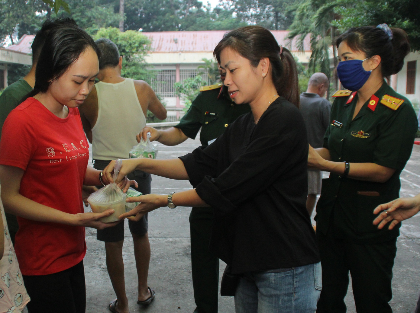 Đoàn viên, thanh niên mang phần ăn sáng đến người bệnh ảnh 13