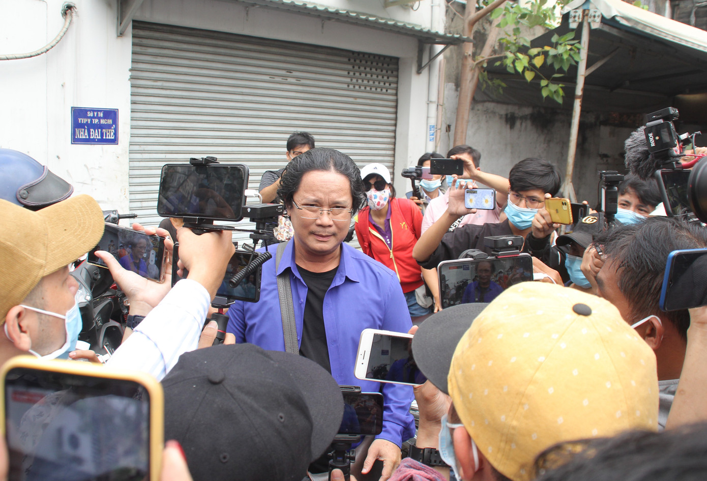 'Rừng' streamer bủa vây theo dõi từng động tĩnh ở trung tâm pháp y để thi thể Chí Tài ảnh 6