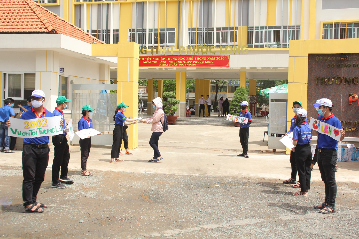 Hết mình ‘tiếp sức’ sĩ tử vượt vũ môn ảnh 2