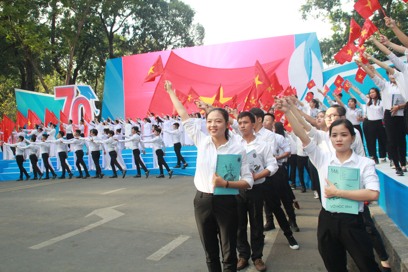 Hùng tráng lễ kỷ niệm 70 năm ngày truyền thống Học sinh, sinh viên tại TPHCM ảnh 6