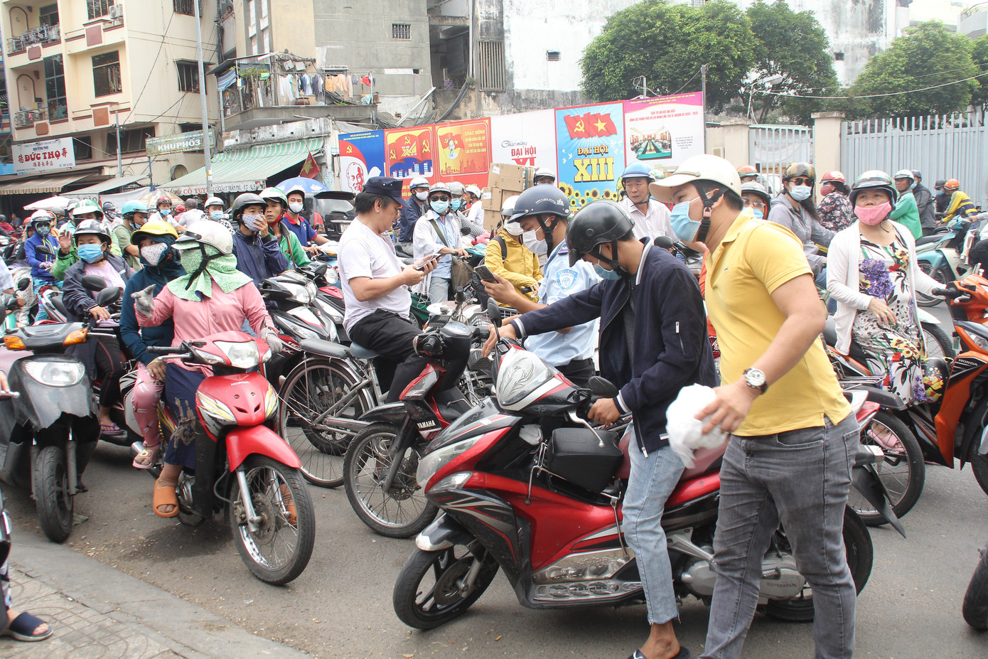 'Rừng' streamer bủa vây theo dõi từng động tĩnh ở trung tâm pháp y để thi thể Chí Tài ảnh 10