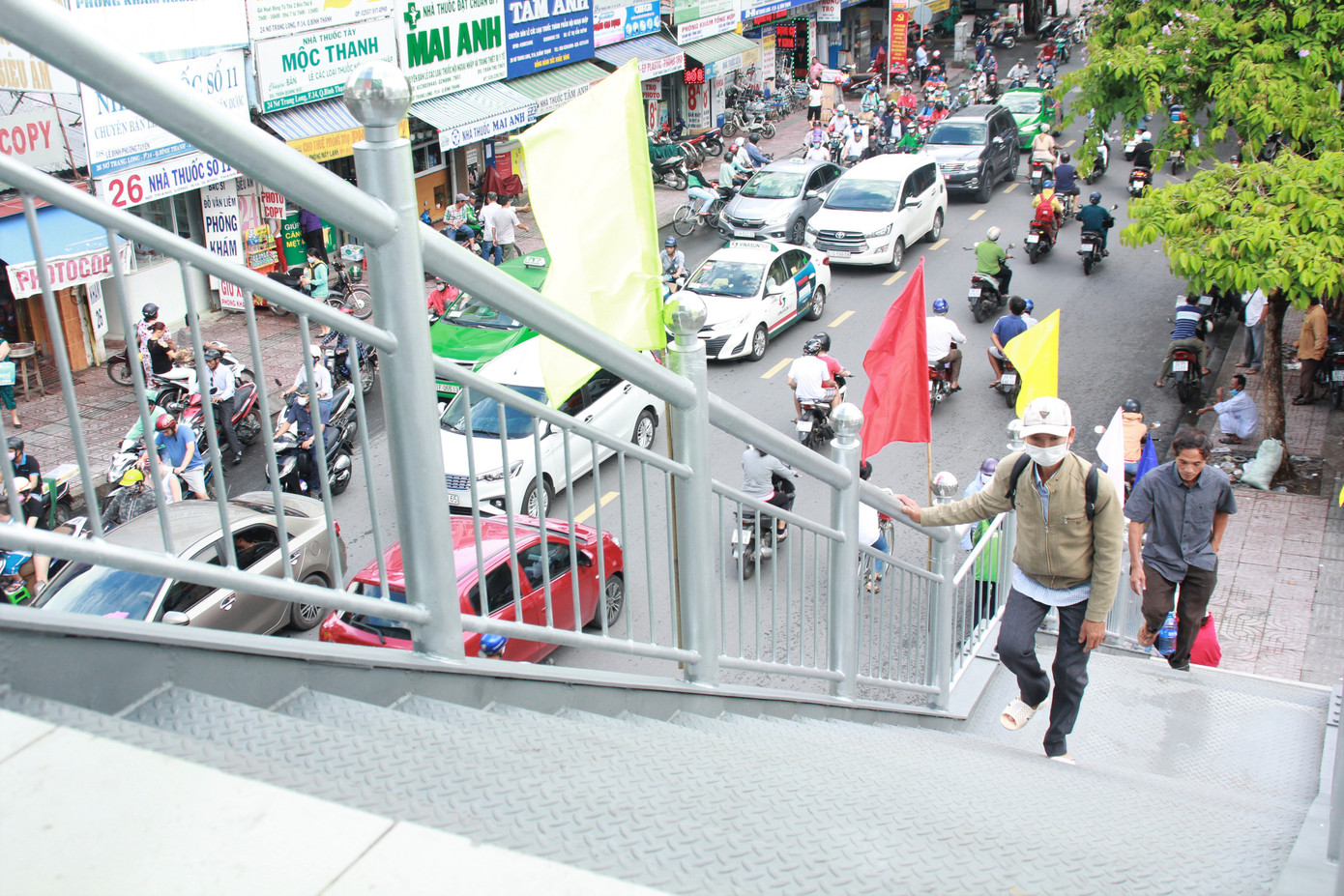 Nhìn gần cầu bộ hành có thang máy đầu tiên tại Sài Gòn ảnh 8