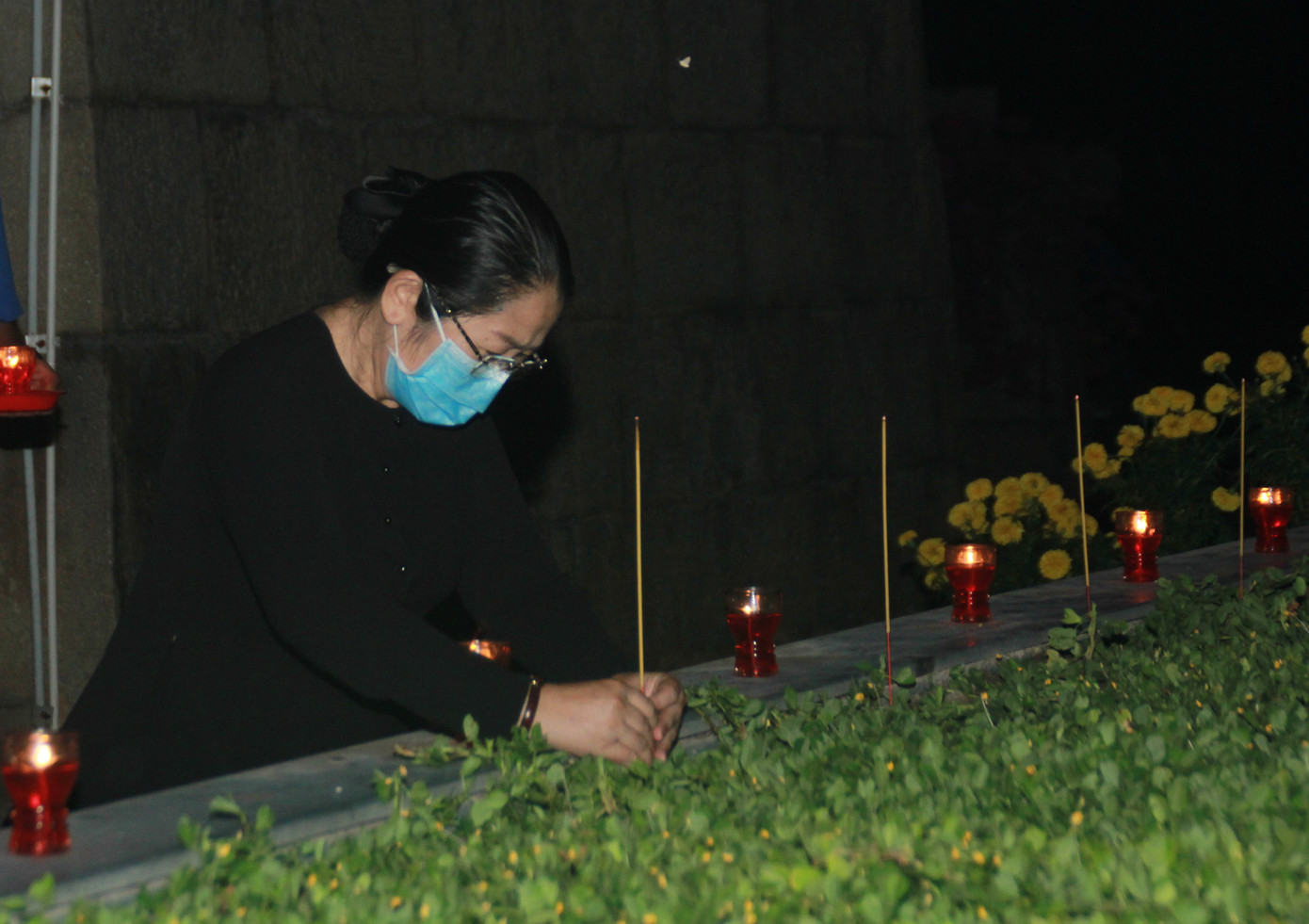 Tuổi trẻ TPHCM thắp nến tri ân Anh hùng liệt sỹ nhân kỷ niệm 45 năm giải phóng miền Nam ảnh 3