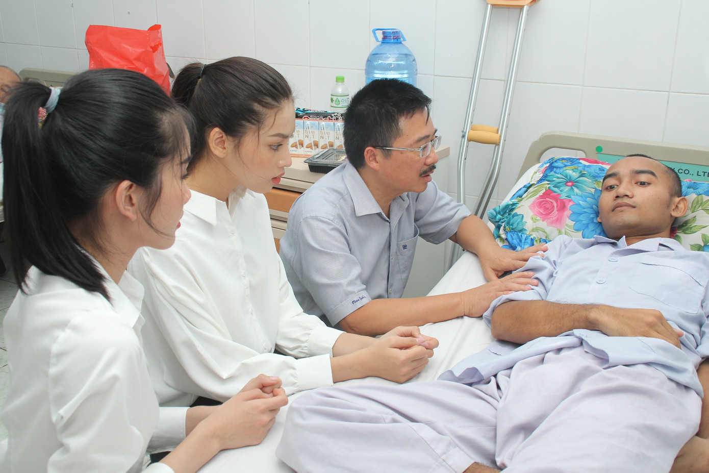 Chuyến thiện nguyện đầu tiên của Top 3 HHVN 2020 đến với các bệnh nhân, thương bệnh binh ảnh 3