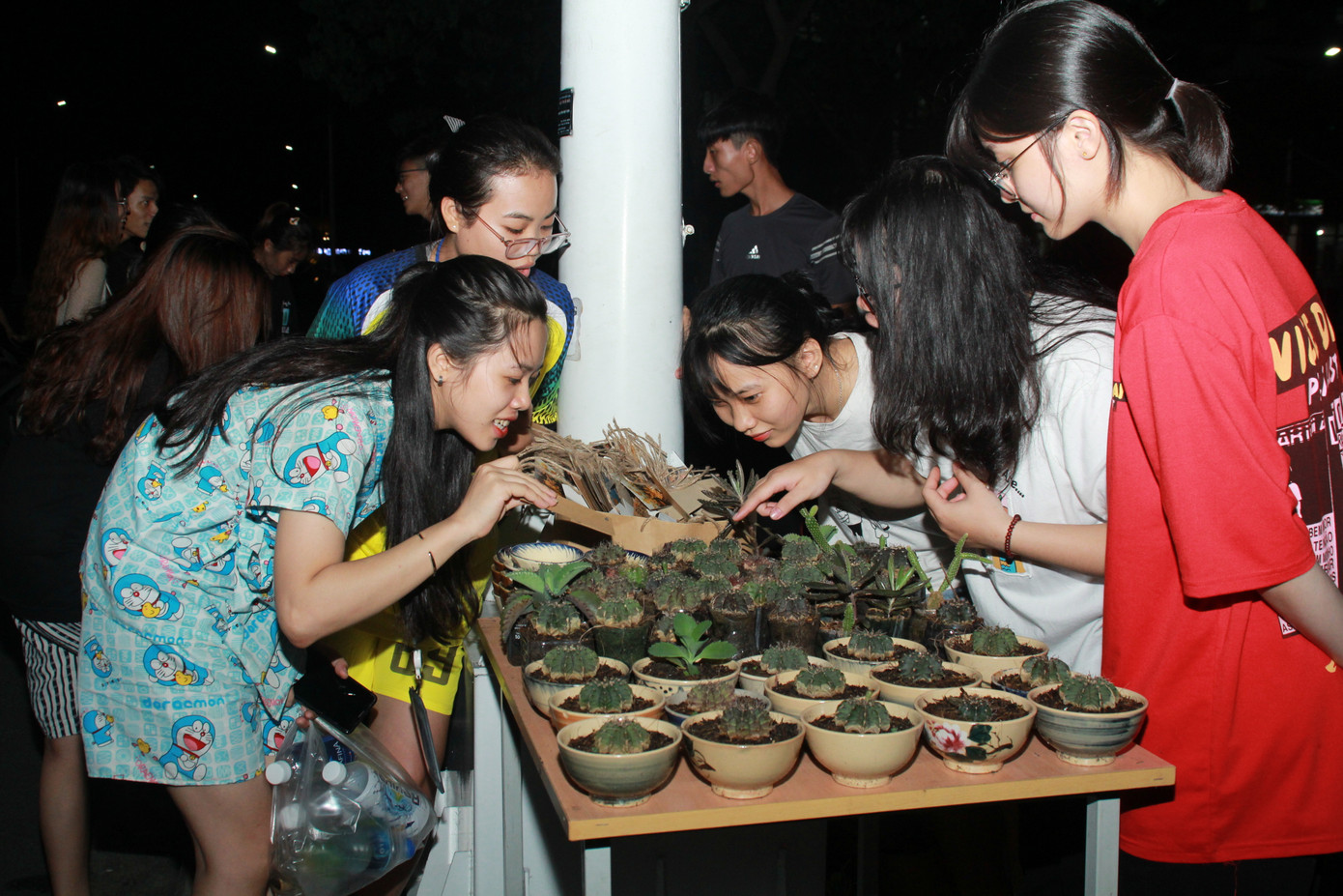 Bạn trẻ tặng cây, gieo nụ cười ở ký túc xá ảnh 6