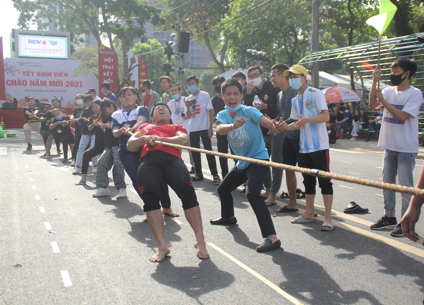 Bạn trẻ sôi nổi vui hội đón năm mới ở Ký túc xá Đại học Quốc gia TPHCM ảnh 2