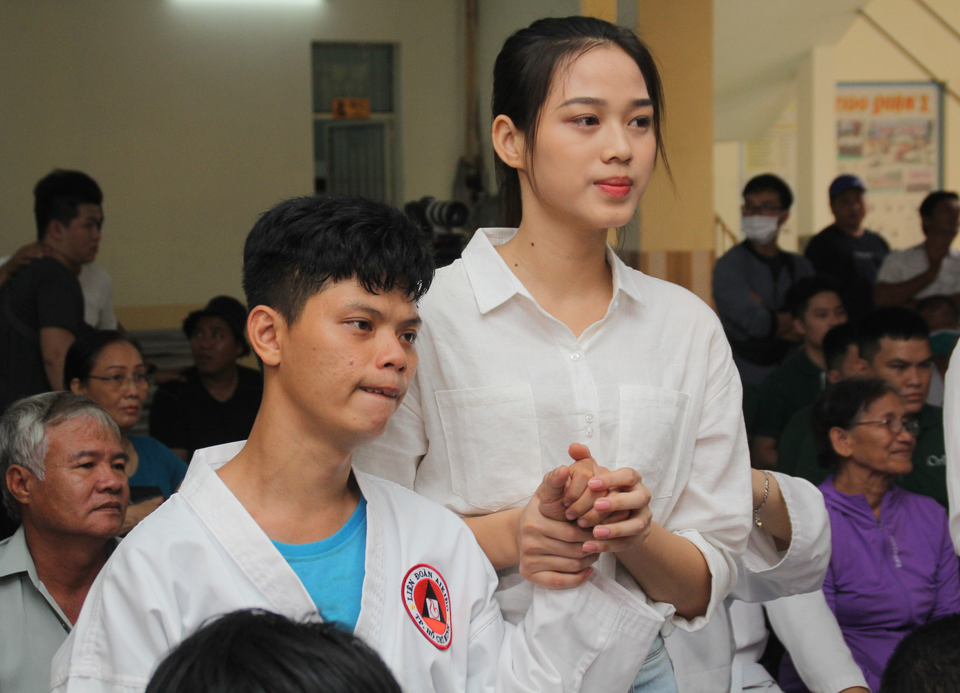 Những khoảnh khắc đẹp của tân Hoa hậu Việt Nam Đỗ Thị Hà tại hành trình nhân ái ảnh 8