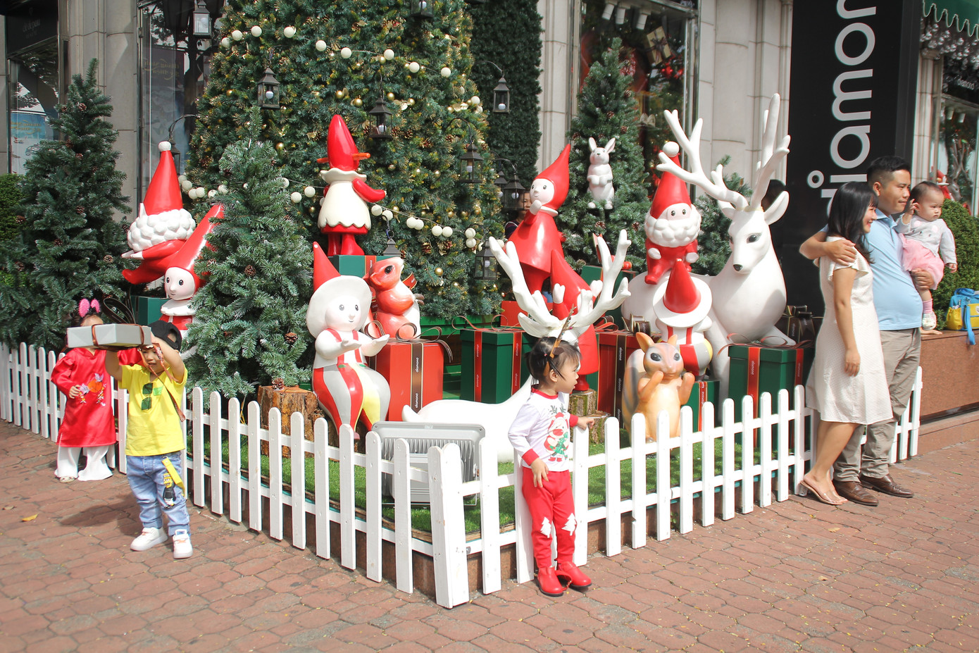 Cuối tuần, phố Sài Gòn đông đúc người đi chơi Noel sớm ảnh 4