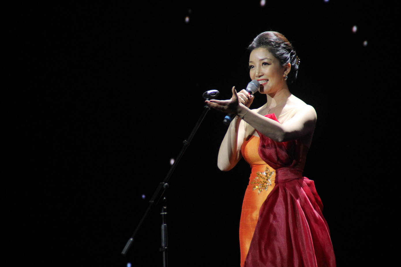 Đàm Vĩnh Hưng, Quang Dũng, Phi Nhung gửi thông điệp yêu thương qua ca khúc Giáng sinh ảnh 6