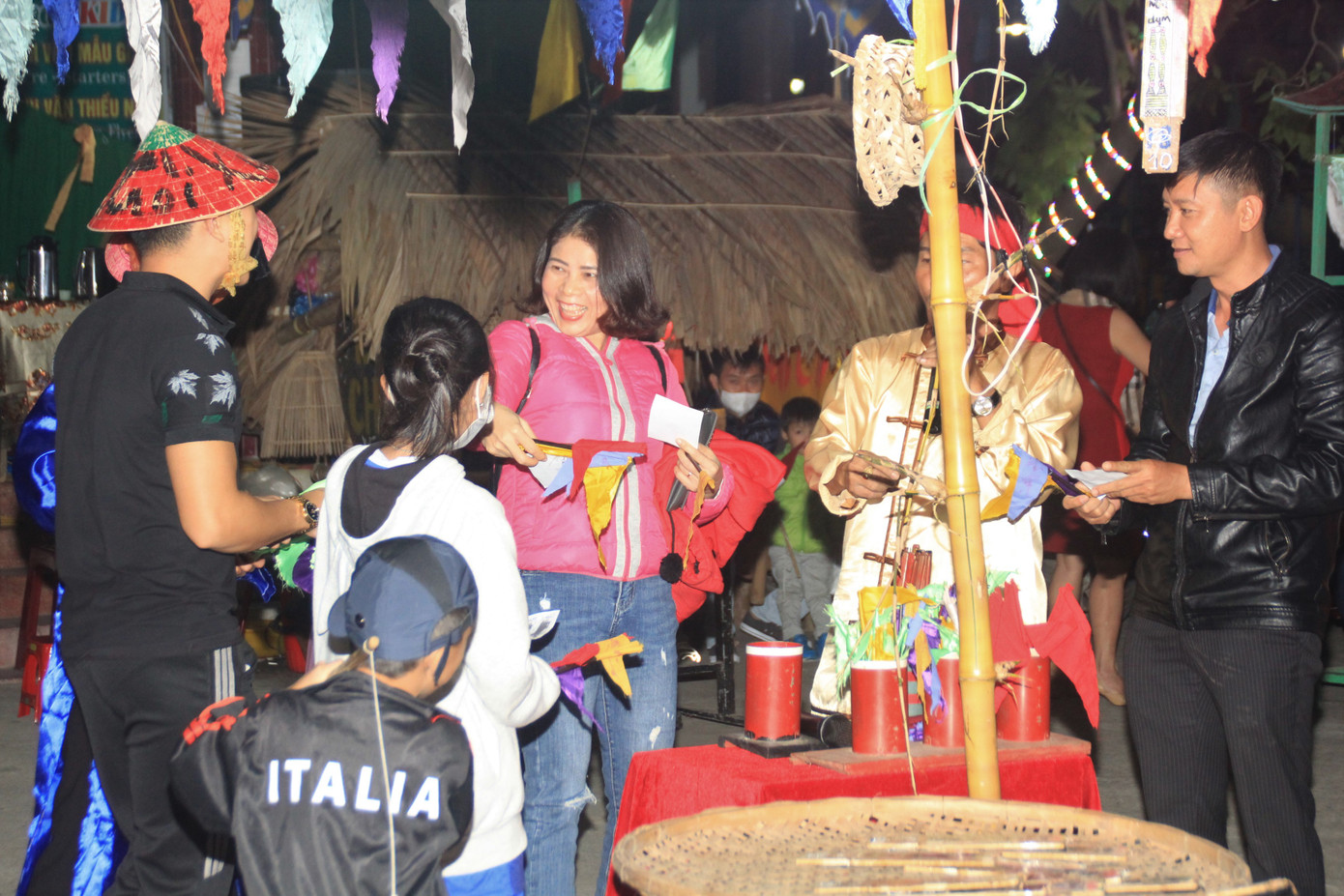 Người dân Quảng Ngãi rộn ràng vui xuân với hội bài chòi ảnh 11