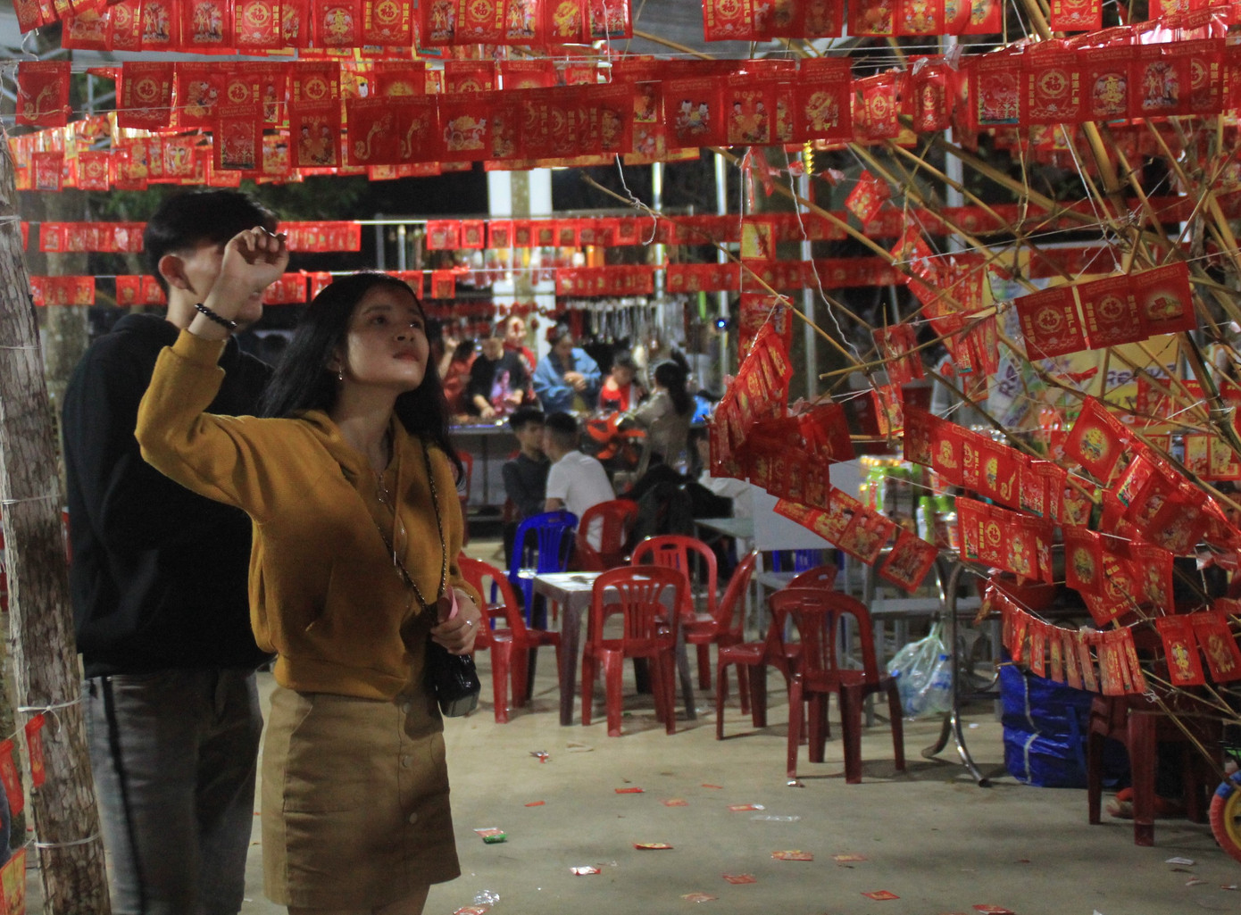 Vừa hết pháo hoa, bạn trẻ rủ nhau về chùa cầu phúc, hái lộc đầu năm mới Canh Tý ảnh 7