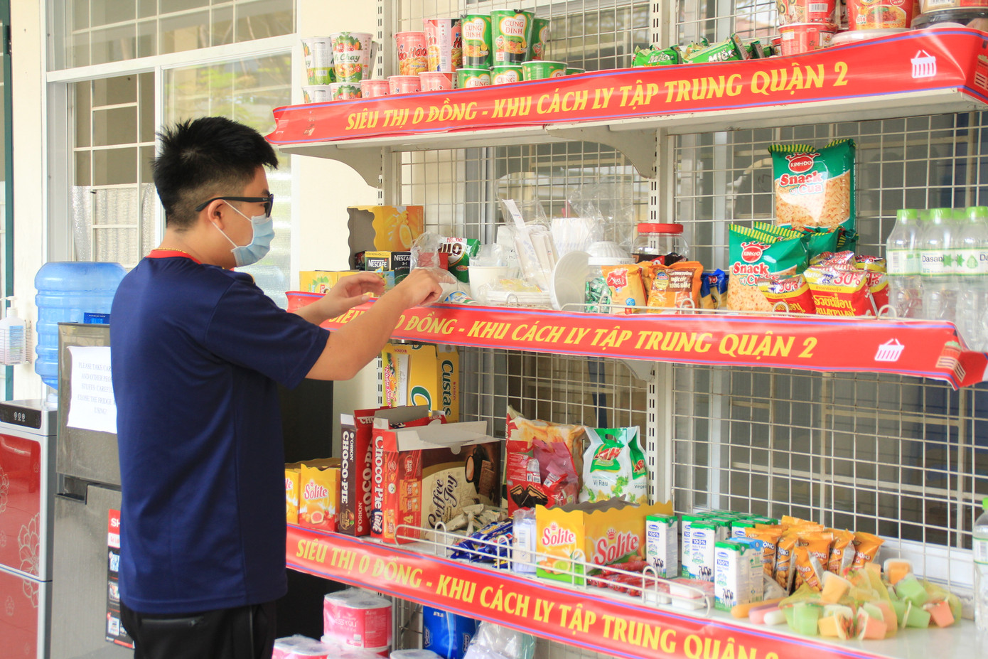 Ấm lòng 'siêu thị 0 đồng' ở khu cách ly người về từ vùng dịch ảnh 4