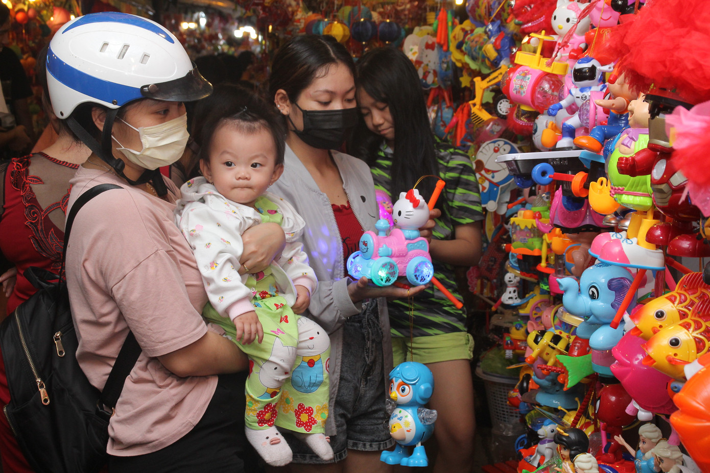 Phố lồng đèn đông đúc bạn trẻ vui hội Trung thu sớm ảnh 9