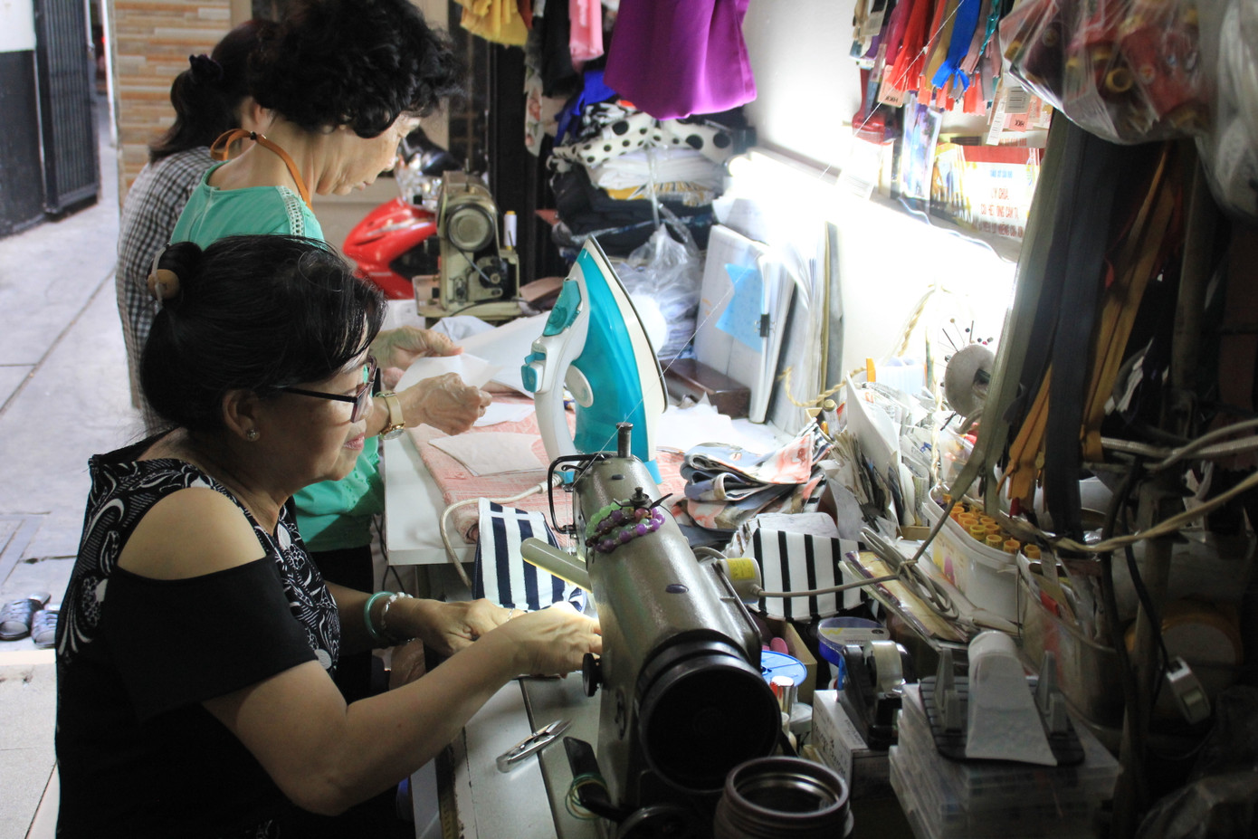 Người Sài Gòn tỉ mẩn may khẩu trang tặng người đi đường, học sinh đến trường ảnh 1