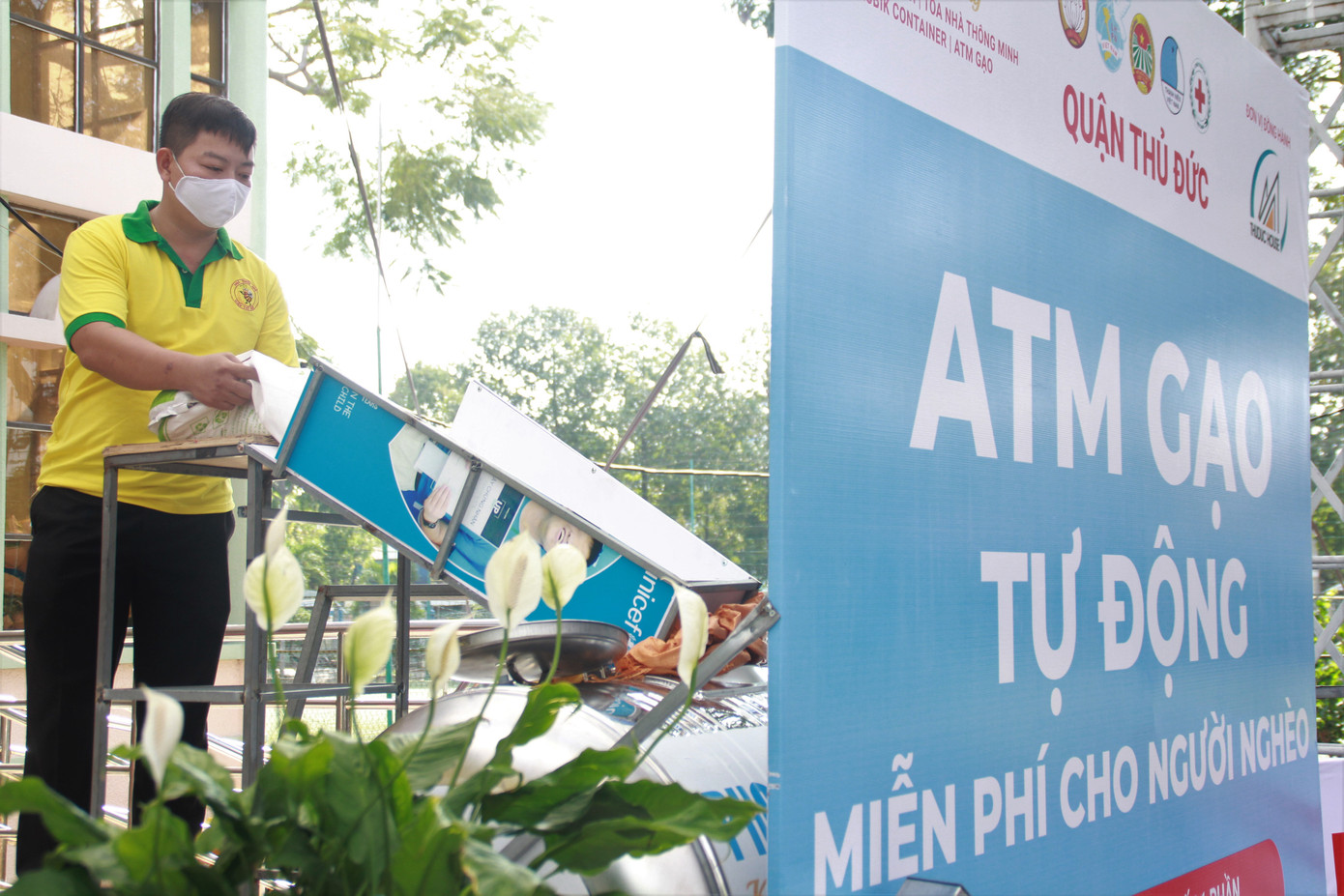 'ATM gạo' đến với người dân nghèo khu đông TPHCM ảnh 15