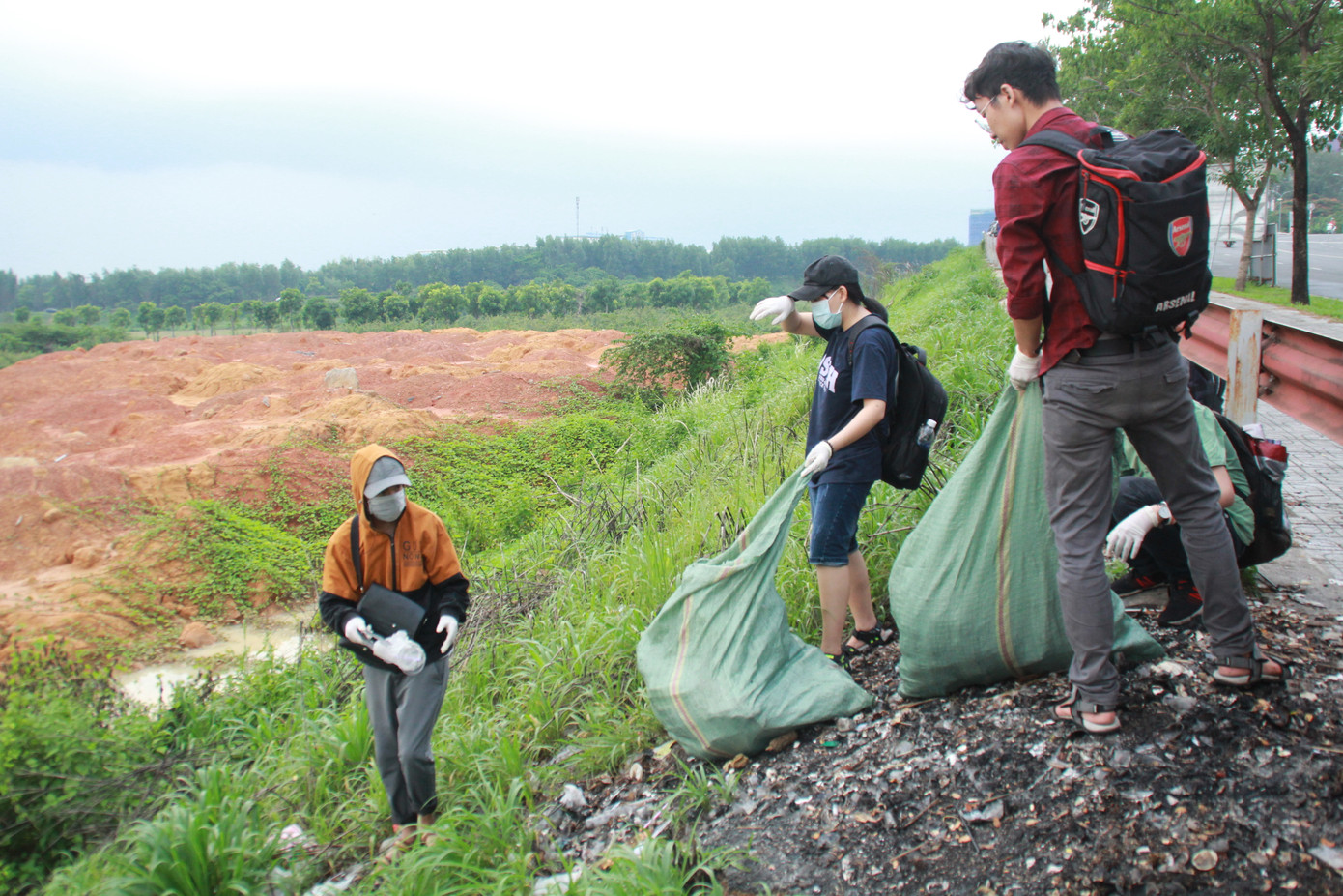 Bạn trẻ tham gia dọn sạch rác thải ở 'dốc tình' ảnh 2