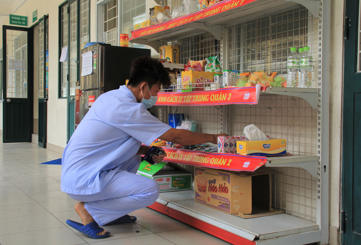 Ấm lòng 'siêu thị 0 đồng' ở khu cách ly người về từ vùng dịch ảnh 7