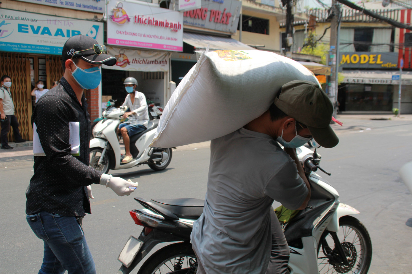 Quán cơm Sài Gòn đồng loạt sẻ chia phần ăn với bà con nghèo khi 'cách ly xã hội' ảnh 10