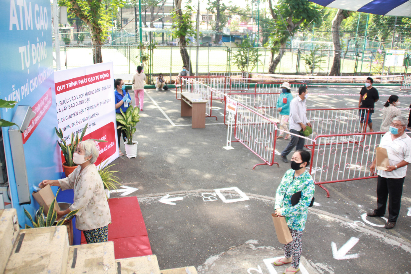 'ATM gạo' đến với người dân nghèo khu đông TPHCM ảnh 1