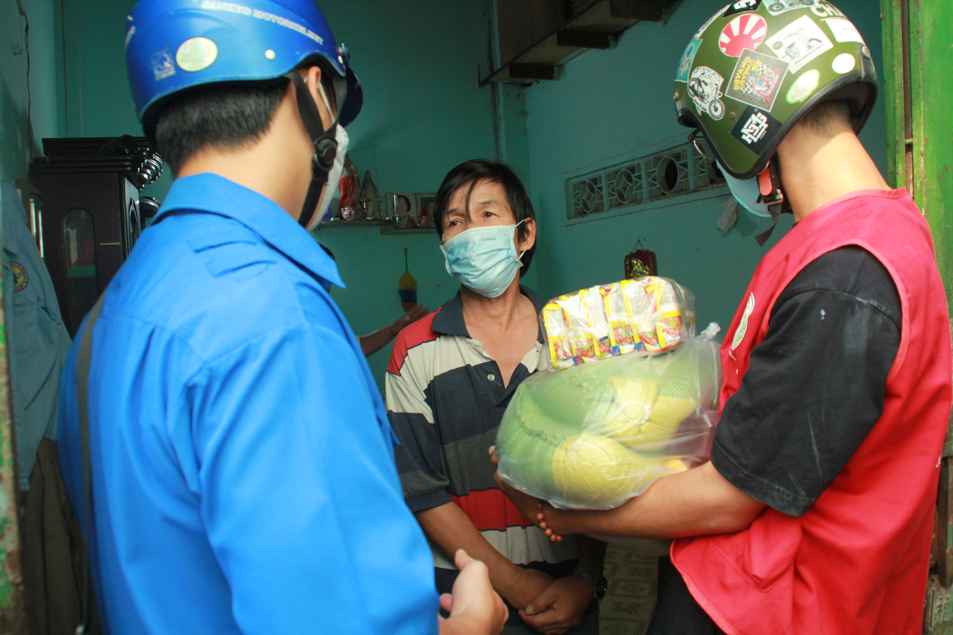 Bạn trẻ 'gõ cửa' từng người già neo đơn hoàn cảnh khó khăn trao nhu yếu phẩm ảnh 4