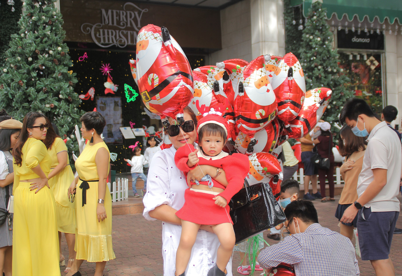 Cuối tuần, phố Sài Gòn đông đúc người đi chơi Noel sớm ảnh 5