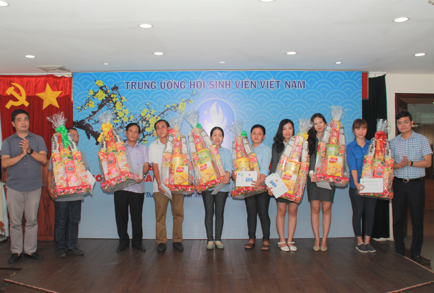 Tặng quà Tết cho cán bộ Đoàn - Hội, cán bộ, nhân viên Cơ quan T.Ư Đoàn phía Nam ảnh 7