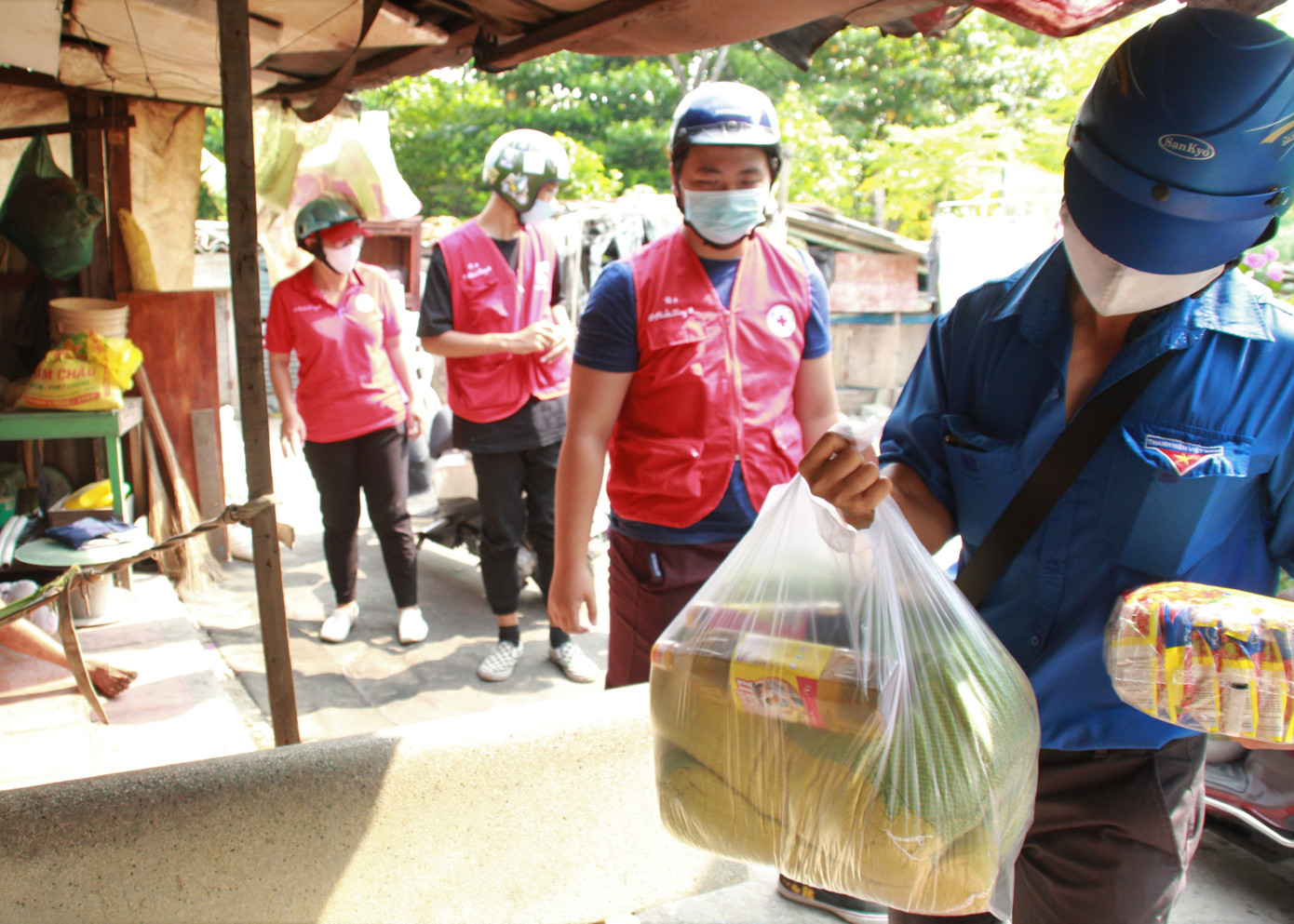 Bạn trẻ 'gõ cửa' từng người già neo đơn hoàn cảnh khó khăn trao nhu yếu phẩm ảnh 1
